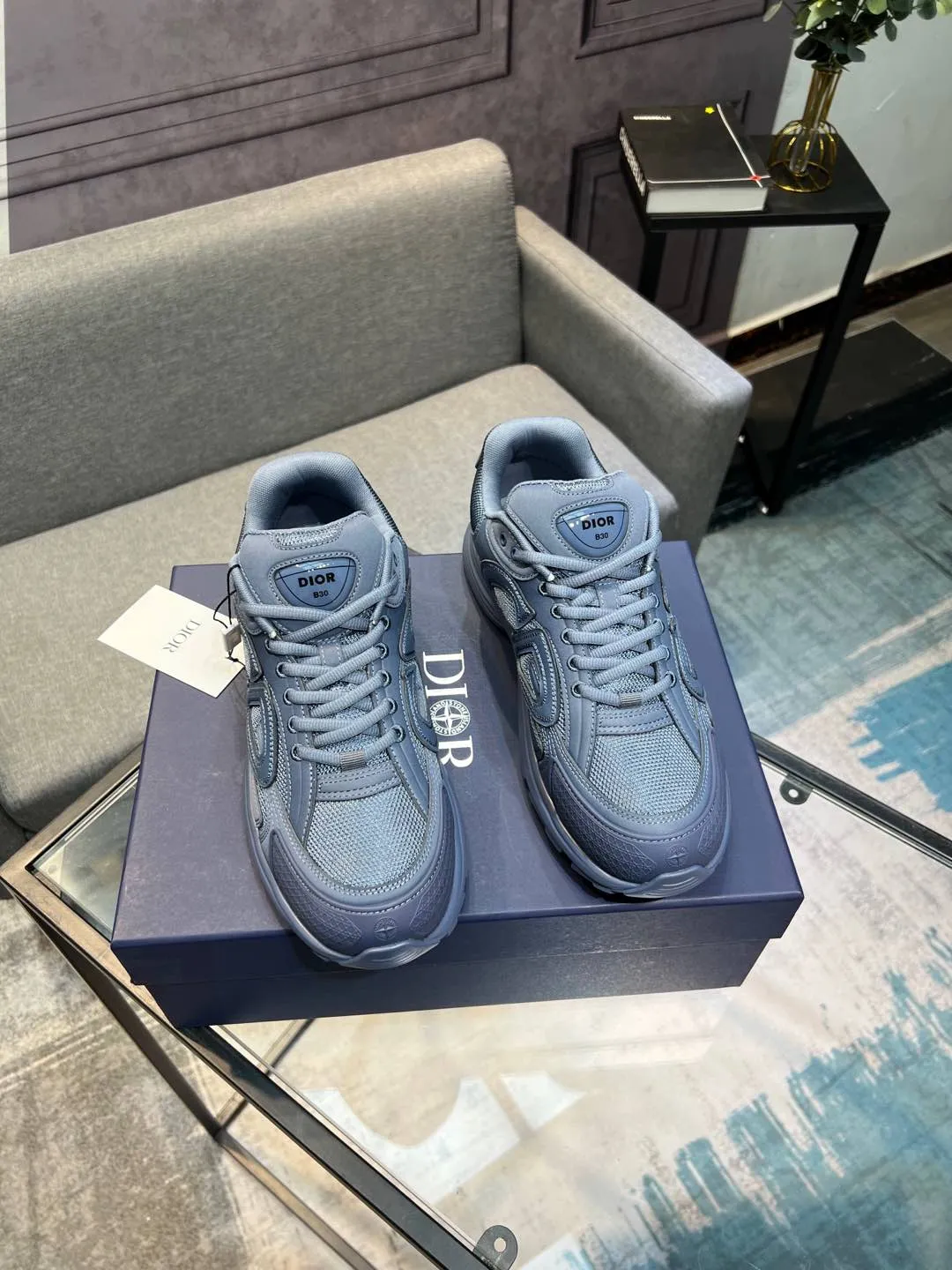 Men's shoes 💰600 high version joint model 🍸 Dior Dior The Island co-branded B30 sneakers follow the trend of the retro market and are Dad Shoes style shoes. The Dior logo on the tongue also indicates that this pair of shoes is the B30 model! B30 uses fine-textured leather and mesh cloth materials to form a shoe body. There are conspicuous letters CD on both sides of the shoe body to indicate the identity. Many lines on the shoe body outline the details, making the shoes look less monotonous and full of retro flavor. ♺ Upper: Original customized technical fabric + mesh ♺ Inner lining: Original customized breathable lining ♺ Outsole: Original molded IP foam + TPU outsole ♺ Heel height: 3.5cm ♺Code number: 39-44 (45 46 customized)